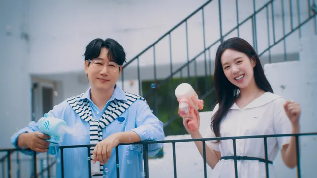 Ji Ye-eun and Ji Suk-jin posing together as project duo Chungju Ji C.