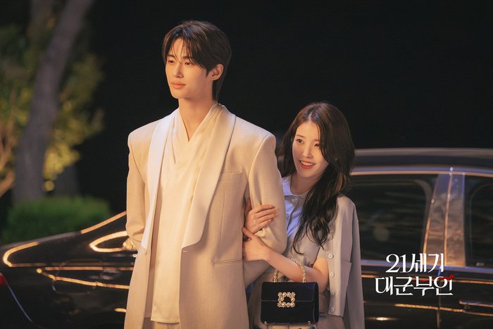 IU and Byeon Woo-seok face growing tension in the latest episode of “21st Century Grand Prince’s Wife.”